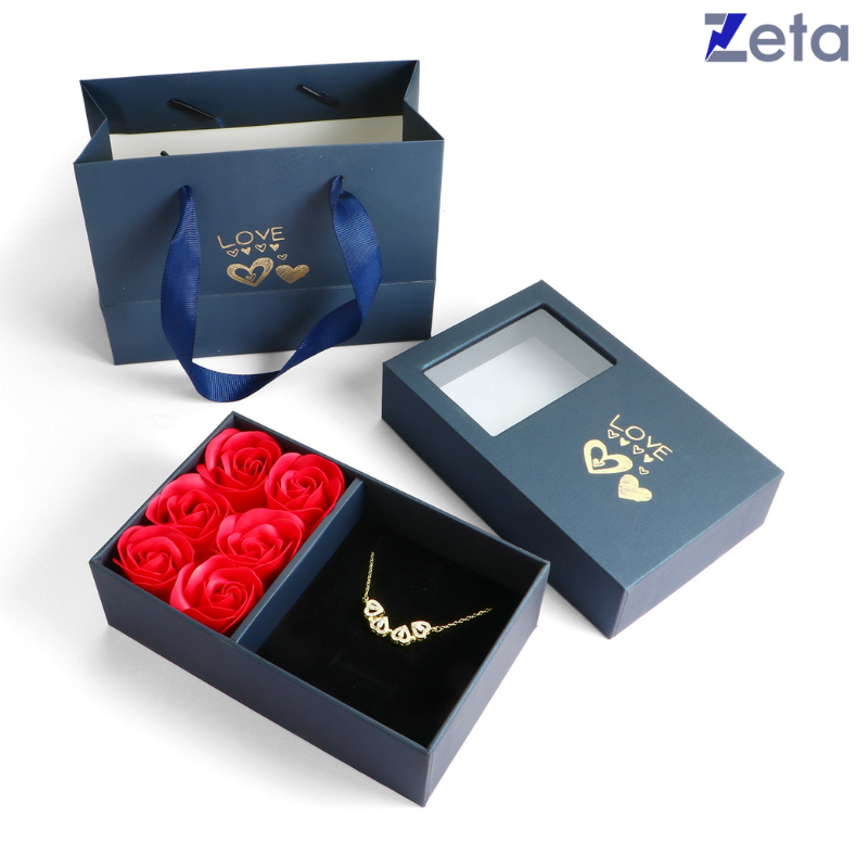 Colar Trevo de Coração Zircôrnia + Caixa com 6 Rosas